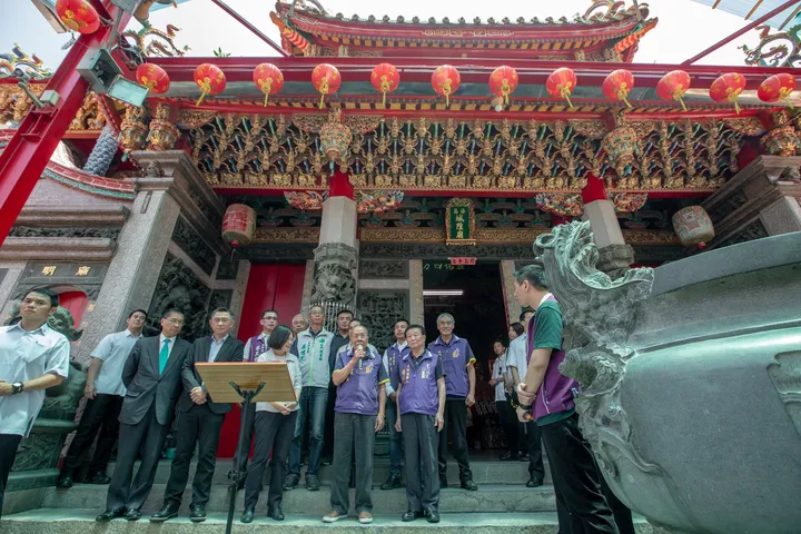 Forecourt and decorated main hall of Wudao City God Temple